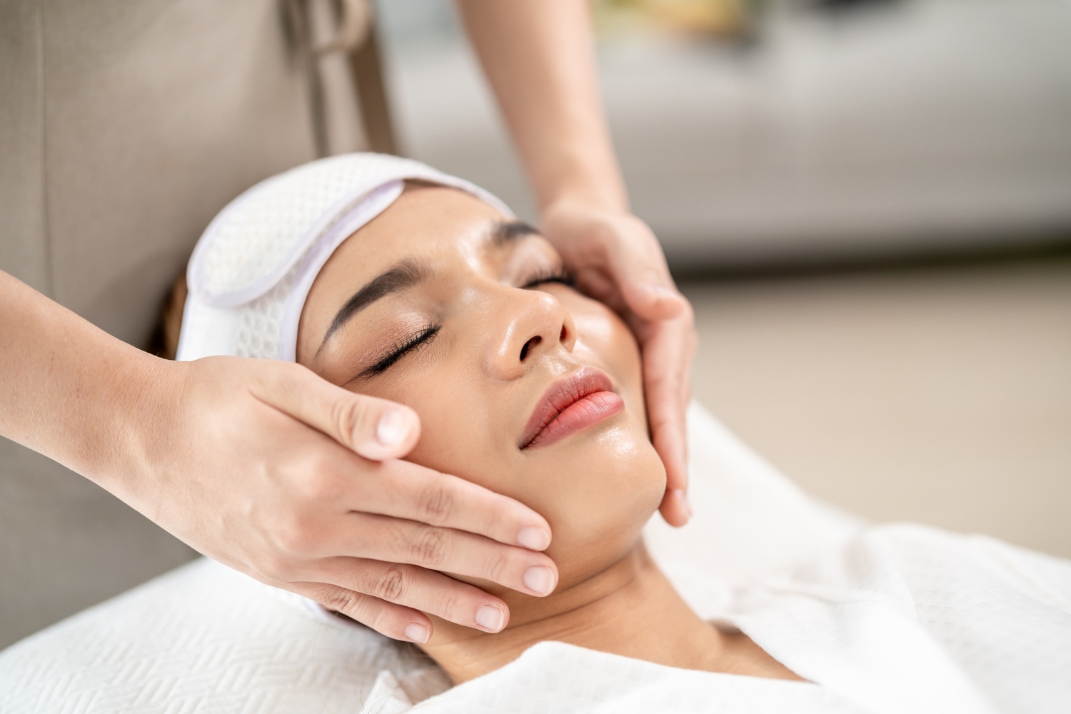 ผู้หญิงหลังเข้ารับบริการที่ คลินิกเสริมความงามใน วัน แบงค็อก (One Bangkok)