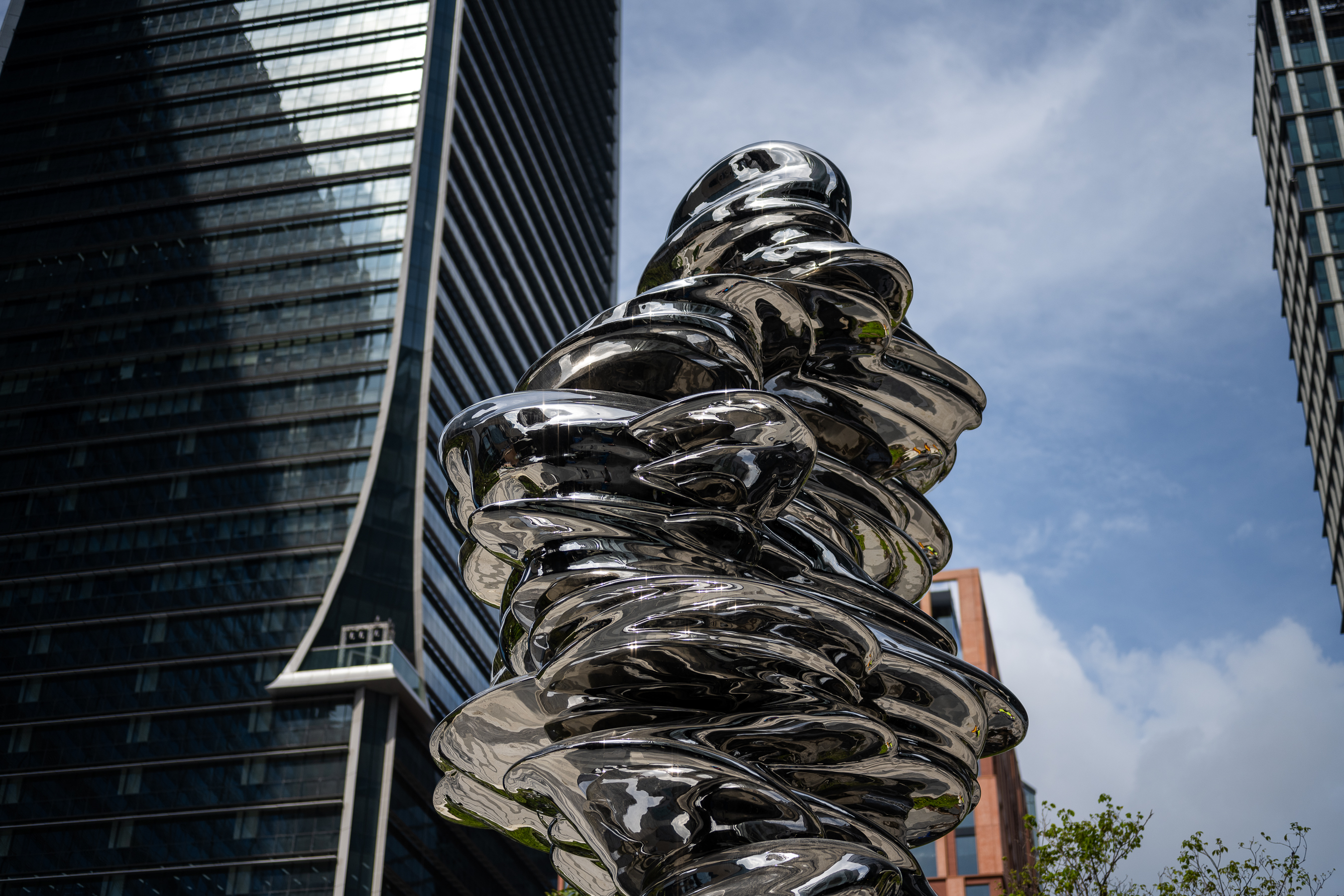 Tony Cragg’s sculpture at One Bangkok, showcasing modern architectural concepts