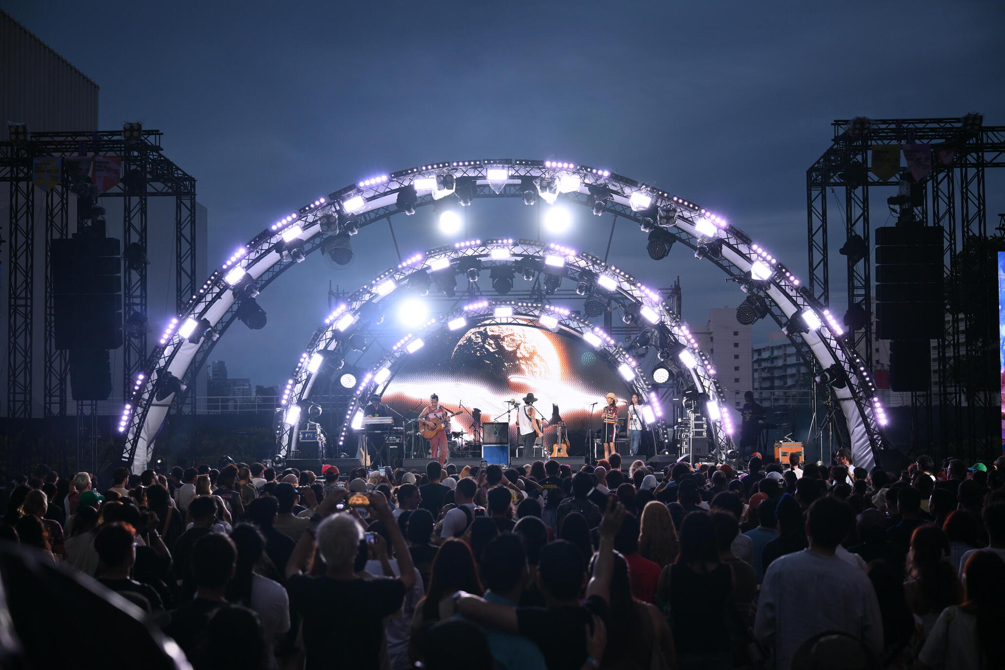 recommendations for concert outfits, suitable for both day and night