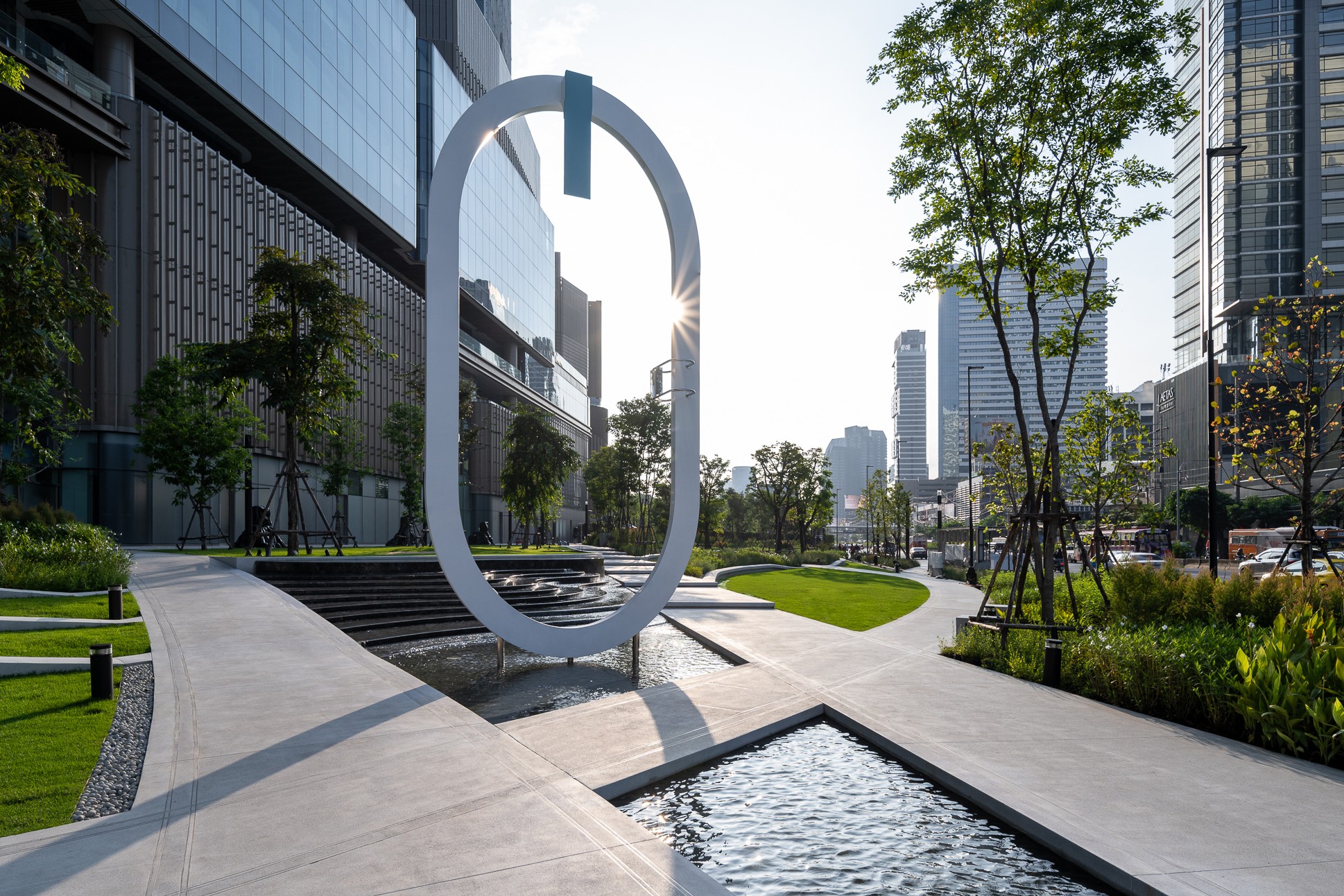 งานศิลปะ Zero ของ Elmgreen & Dragset ในวัน แบงค็อก (One Bangkok)