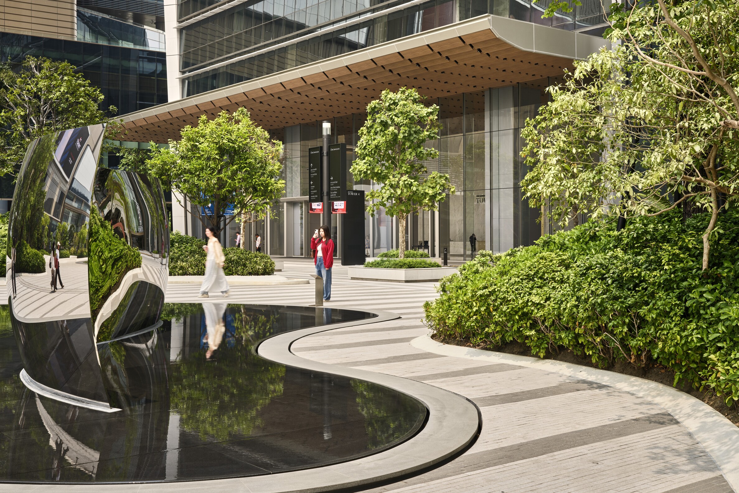 การจัดแสดงงานศิลปะ S-Curve ที่วัน แบงค็อก (One Bangkok)