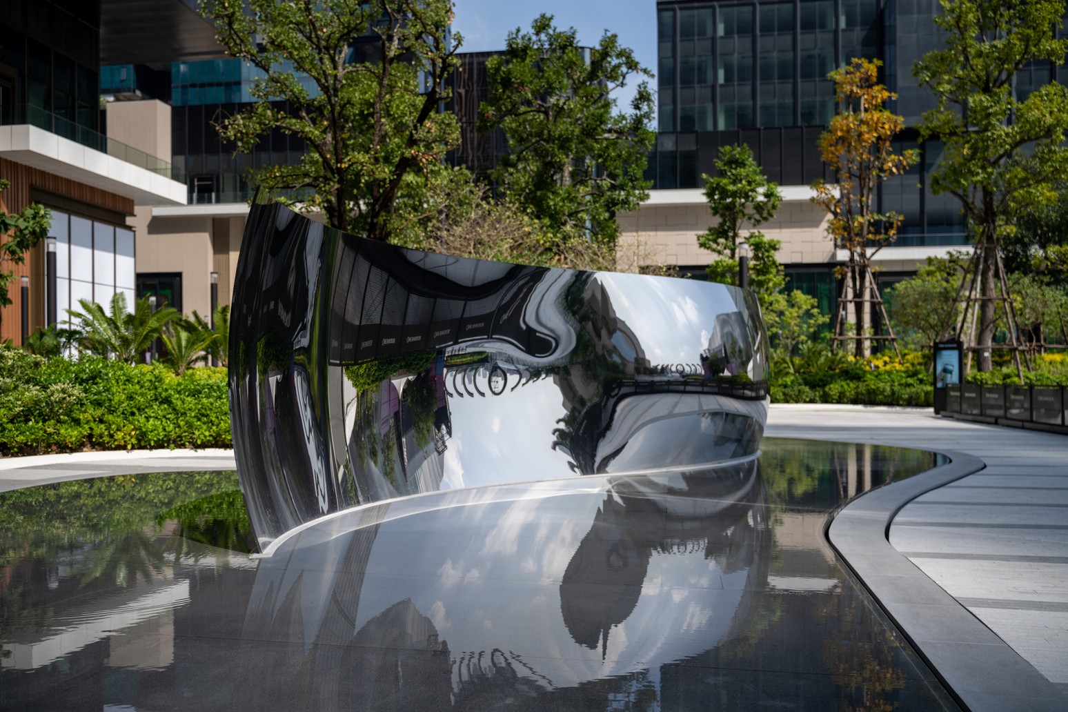 งานศิลปะ (Art) "S-Curve" โดย Sir Anish Kapoor จัดแสดงที่ One Bangkok